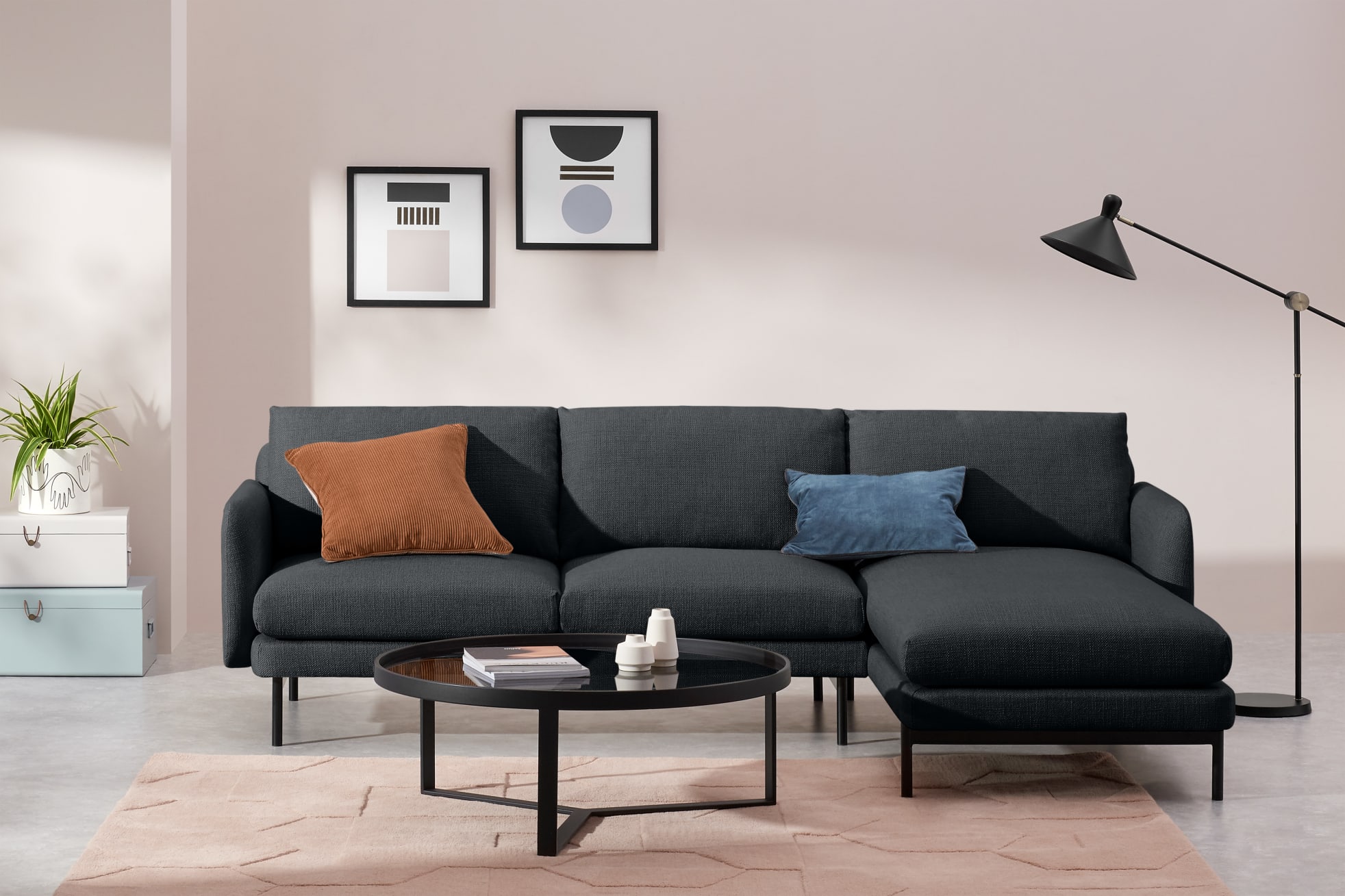 Bàn trà kết hợp với sofa tạo nên tổng thể hài hòa hơn